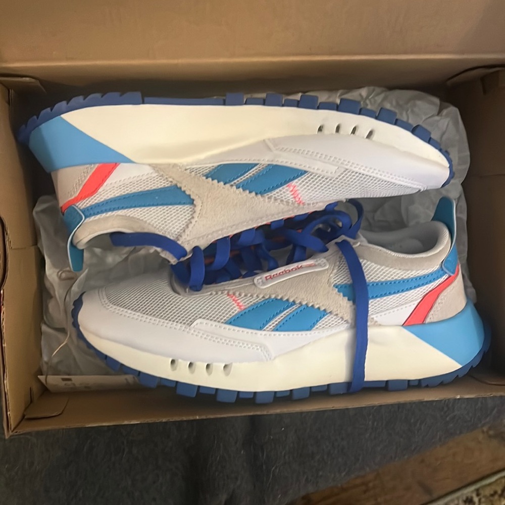 Like new Reebok tennis shoes!!